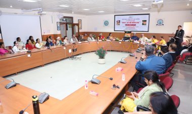 पारिवारिक  ग्रन्थ है पुस्तक मनन :मन की गरिमा तक -डॉ. कर्नाटक